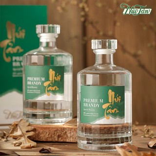 Núi Tản Premium Brandy 29 chưng cất 100% từ mơ tươi Ba Vì lên men tự nhiên dung tích 750ml.
