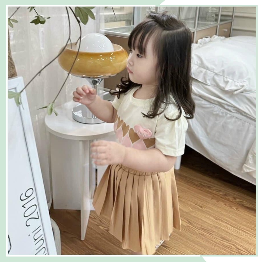 Bộ đồ bé gái, Áo thun in họa tiết trái tim kèm chân váy xép li siêu điệu cho bé đi học đi chơi BBG42