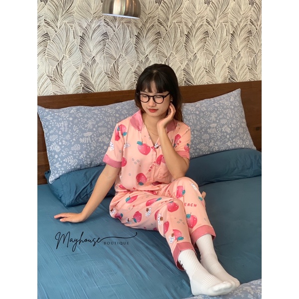 Bộ đồ ngủ Pijama nữ quần dài tay ngắn hoa văn trái đào nền màu hồng dâu mặc nhà đẹp - Mayhouse thiết kế