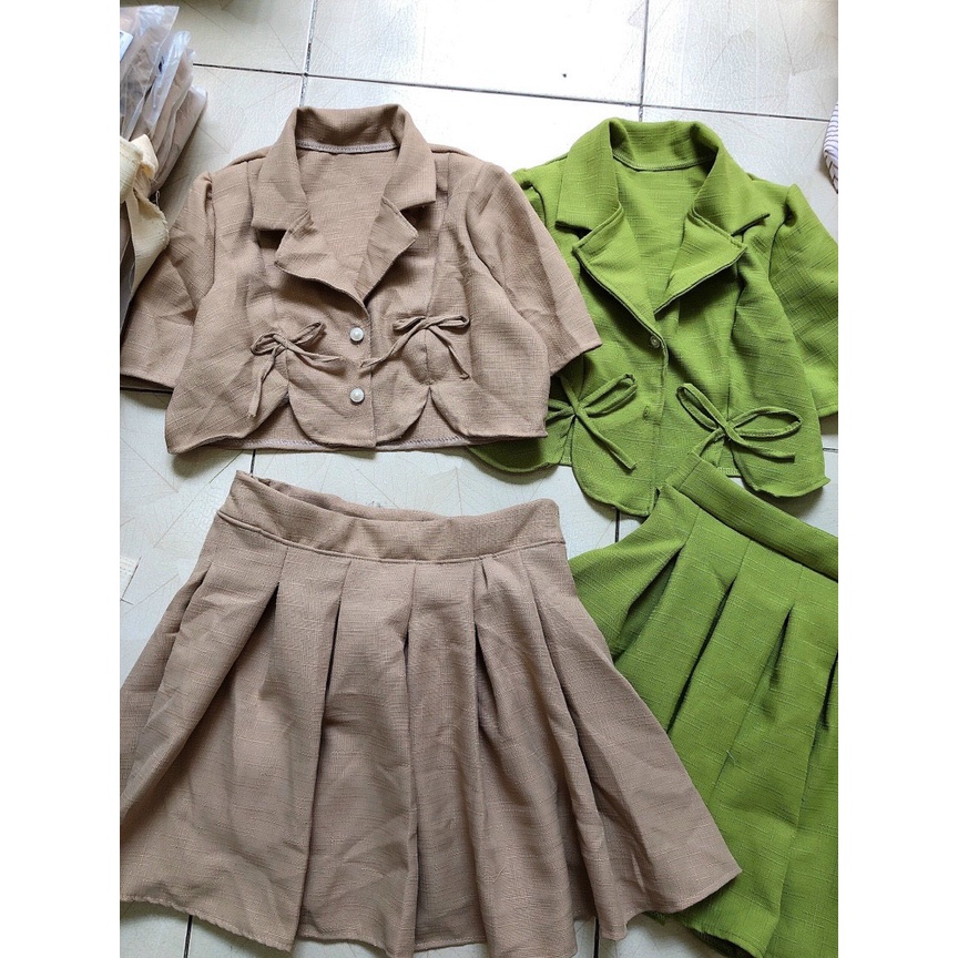 Set váy nữ chất liệu lenin áo croptop tay ngắn đính nút phối nơ kèm chân váy xếp ly xòe siêu xinh