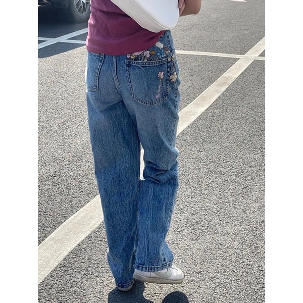 Quần jeans nữ dáng suông thêu hoạ tiết hoa sau kèm đai