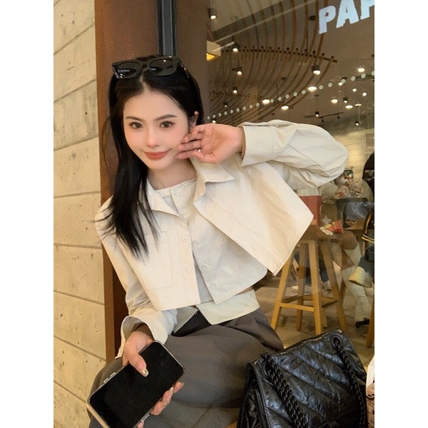 Áo sơmi croptop cách điệu, quần vải xuông ống rộng