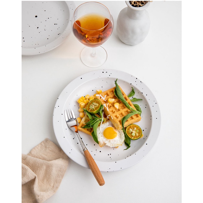 Đĩa salad sứ ReedHOME tráng men màu trắng chấm đen dùng được lò vi sóng