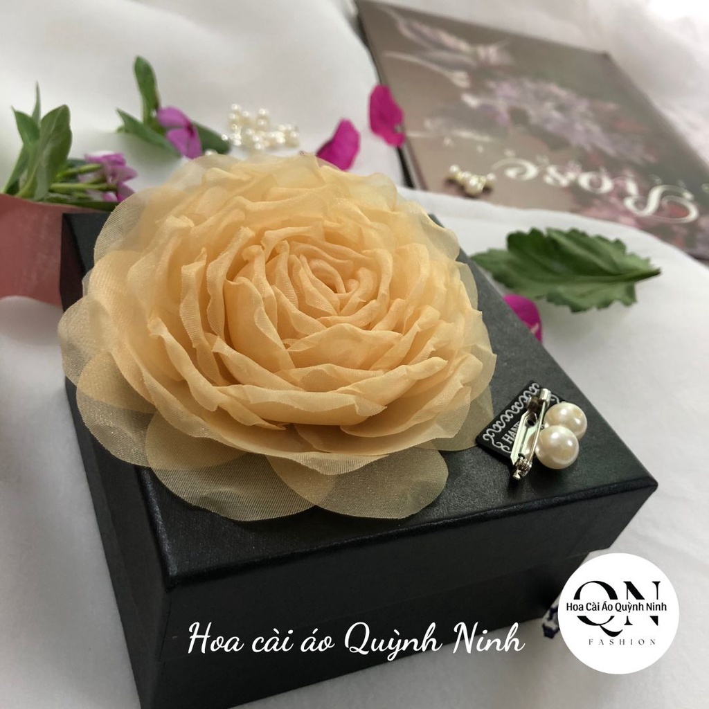 Hoa Cài Áo Màu Tím Dễ Thương, Chất Liệu Vải Voan Hàn Cao Cấp, Đường Kính 9cm - Hoa Cài Áo Quỳnh Ninh