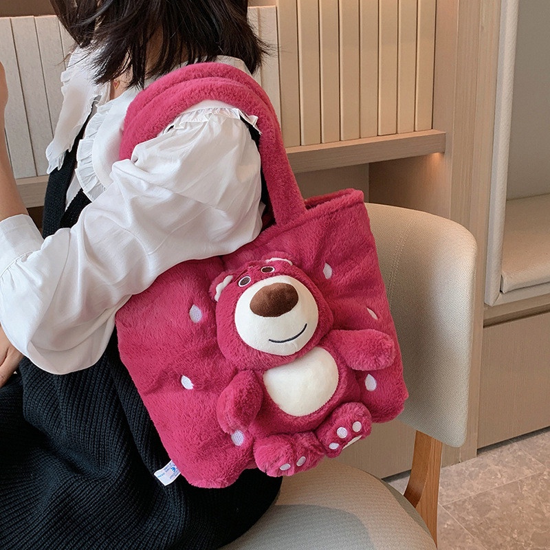 Túi tote Gấu Dâu nhồi bông khóa bấm dễ thương, Túi xách đeo vai nữ Gấu Lotso trendy _ Ting Ting