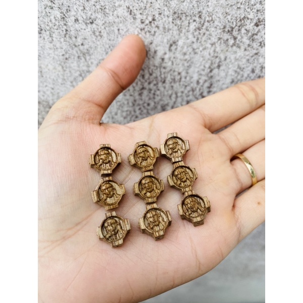 Charm Thánh Giá Chúa Giesu trầm hương tốc