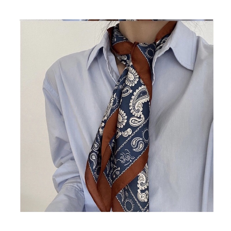 Bandana, Khăn lụa vuông hoạ tiết.