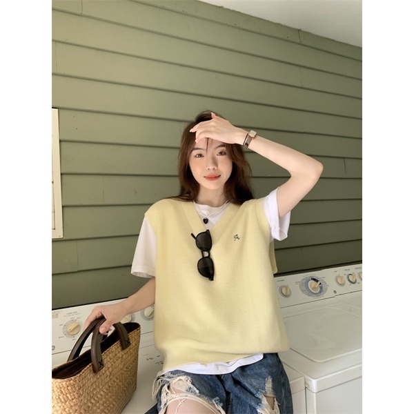 Áo gile len thêu chữ