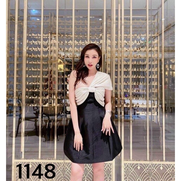 Đầm đen phối voan trắng nơ ngực lệch vai dáng xoè
