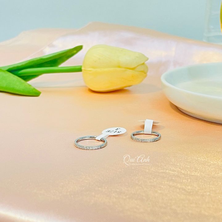 Nhẫn Đeo Ngón Út_Nhẫn Titan Bạc Đính Viền Đá Bản Mỏng