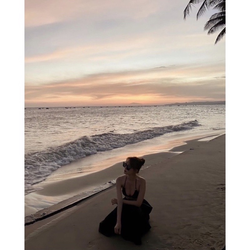 Set áo bra bikini kèm chân váy đen và áo croptop