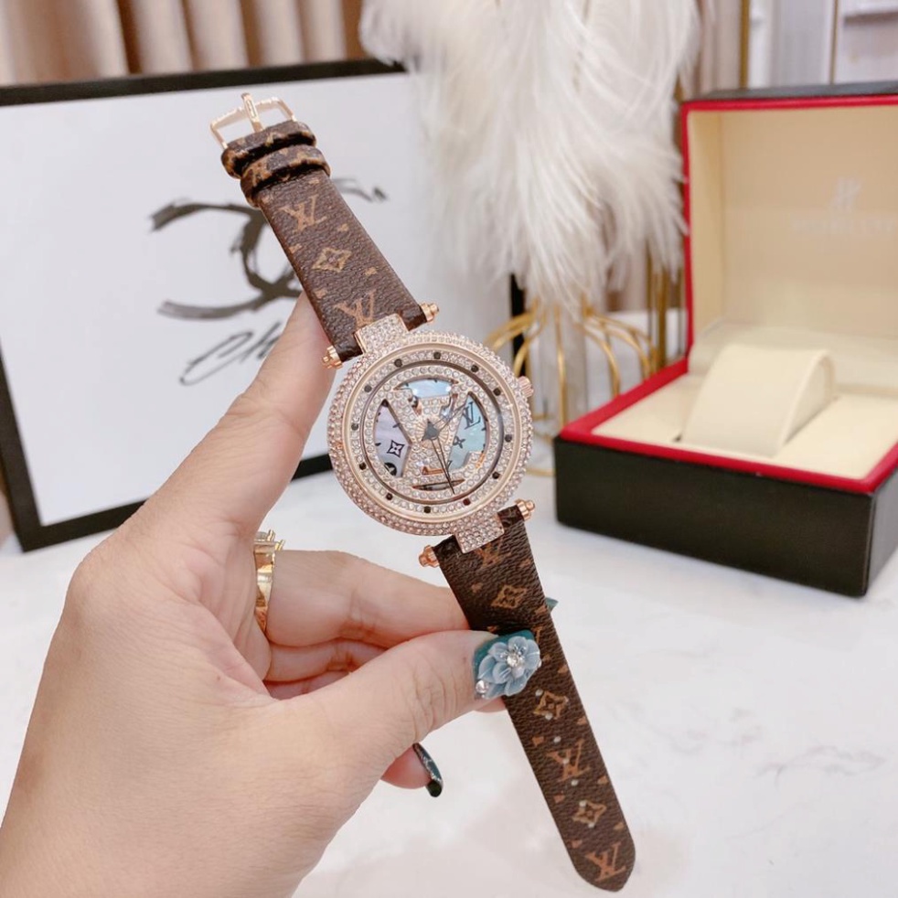 Đồng hồ nữ LV mặt xoay, đính đá, dây da có hoa văn size 34mm, bảo hành 12 tháng