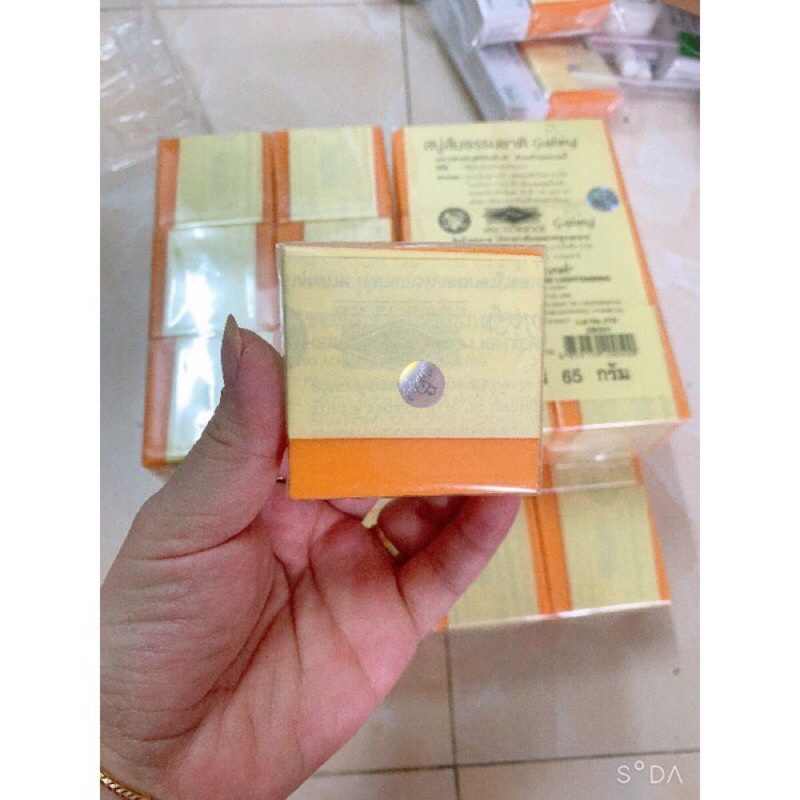 Soap Nghệ Cam Galong giúp làm sạch da hỗ trợ giảm thâm mụn trên da lưng và mặt