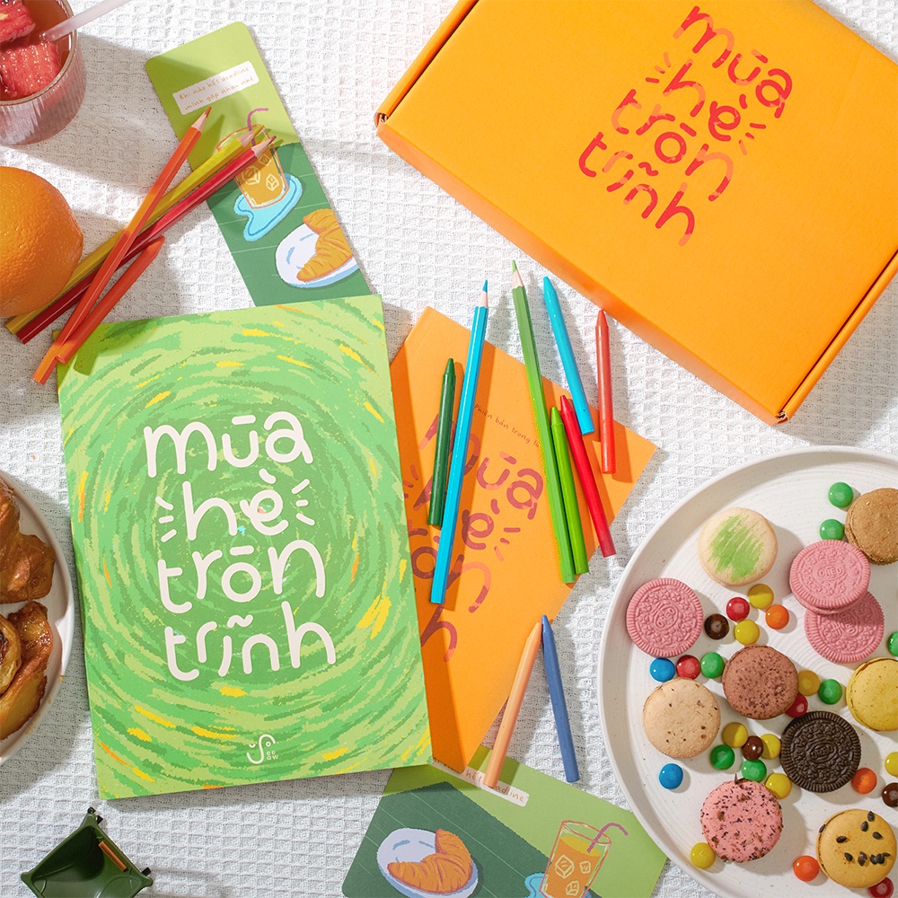 Combo sản phẩm Mùa hè tròn trĩnh - Phiên bản chính & Phiên bản trong tuần (Tặng kèm Bookmark & Postcard)