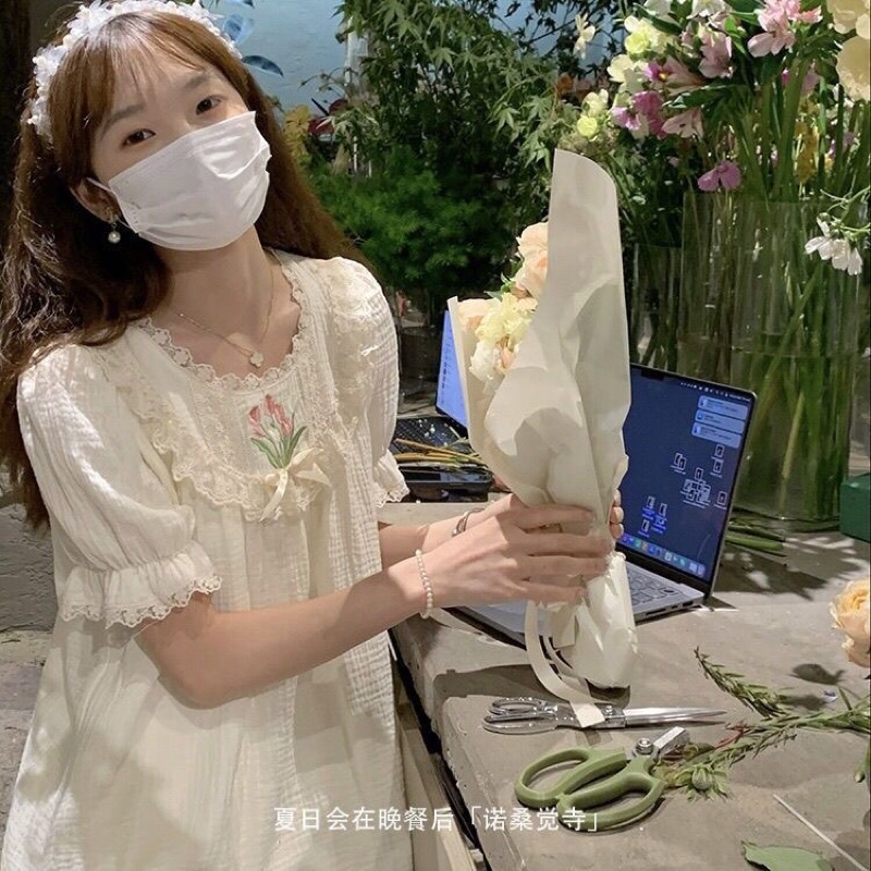 Bộ đồ ngủ màu kem hoa tulip mùa hè của phụ nữ mỏng phần ngọt ngào và dễ thương học sinh thêu ren váy ngủ công chúa gió