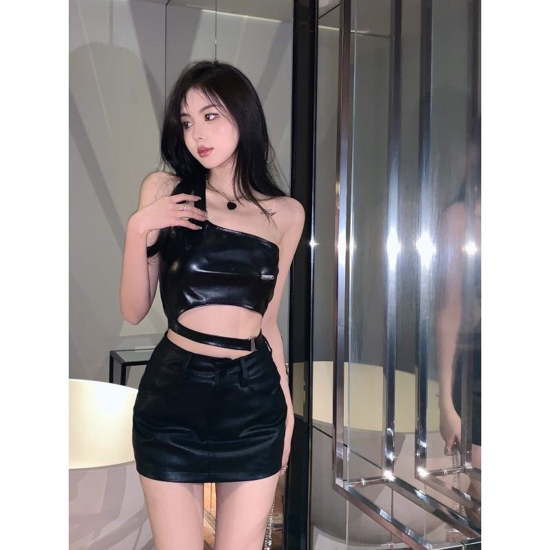 Hot girl gợi cảm nhỏ yếm nữ áo kèm chân váy da bóng ôm sát quần giả váy