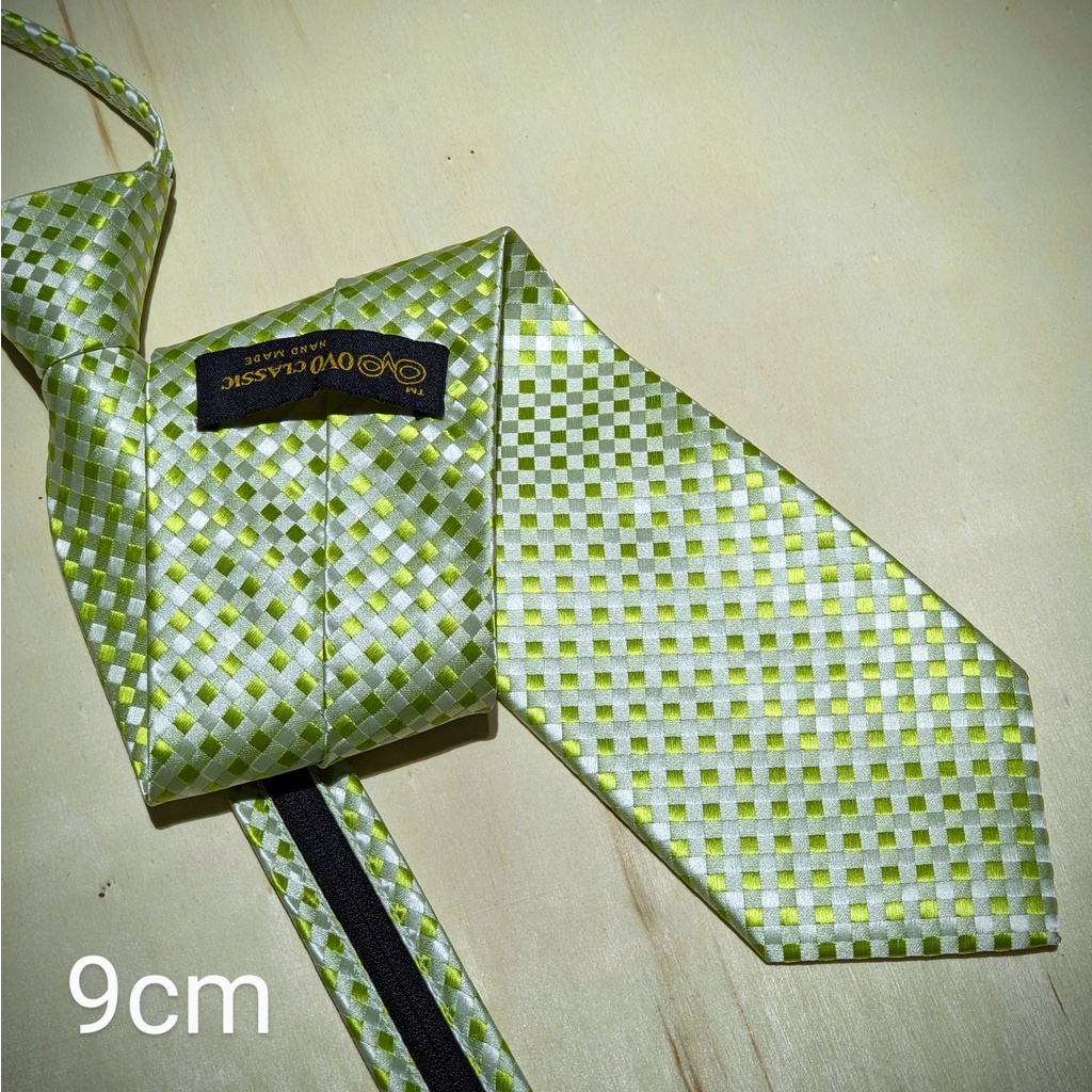 Cravat , cà vạt công sở thắt sẵn bản trung, lớn.