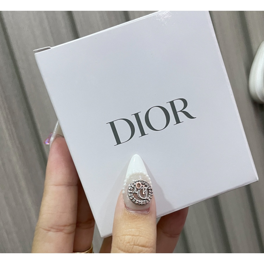 Gương gift D.i.o.r có thể làm charm đeo túi