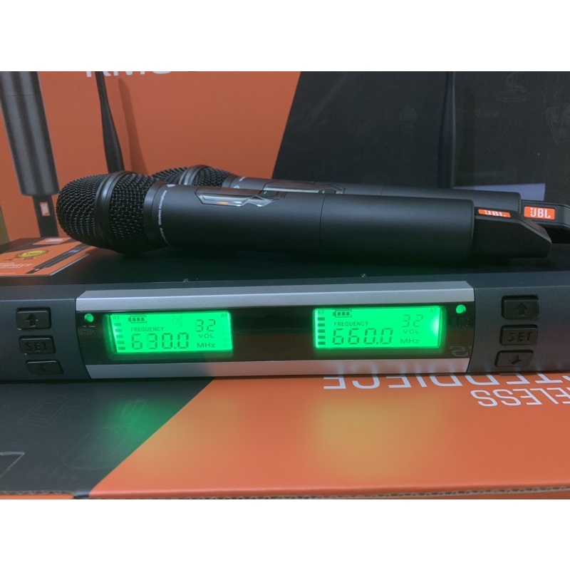 Micro không dây kmc8 âm thanh chắc, vang, sáng thân mic bằng kim loại