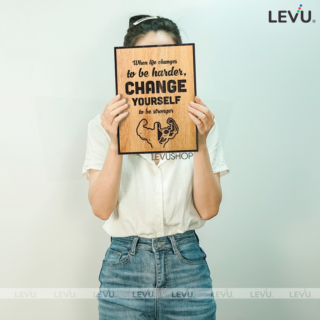 Tranh slogan tiếng Anh LEVU-EN06: When life changes to be harder change yourself to be stronger