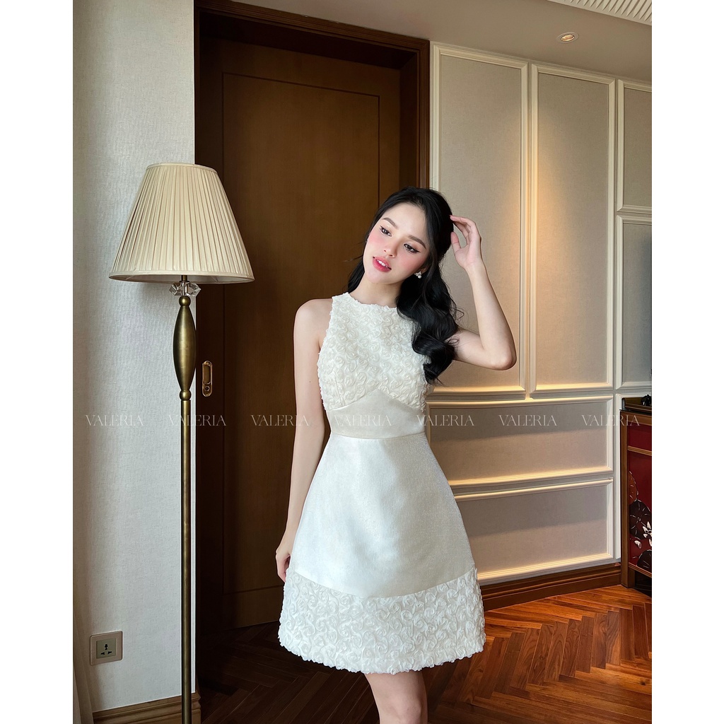 Váy tafta ánh nhũ cổ yếm phối ren nổi hoa hồng Rosie Dress