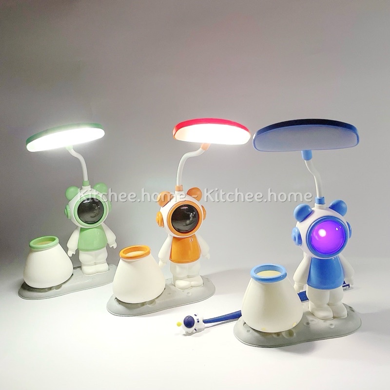 Đèn Led Để Bàn Đổi Màu Tích Điện Hình Kèm Ống Bút Và Gọt Bút Chì Hình Phi Hành Gia 3 Màu Sắc Đáng Yêu