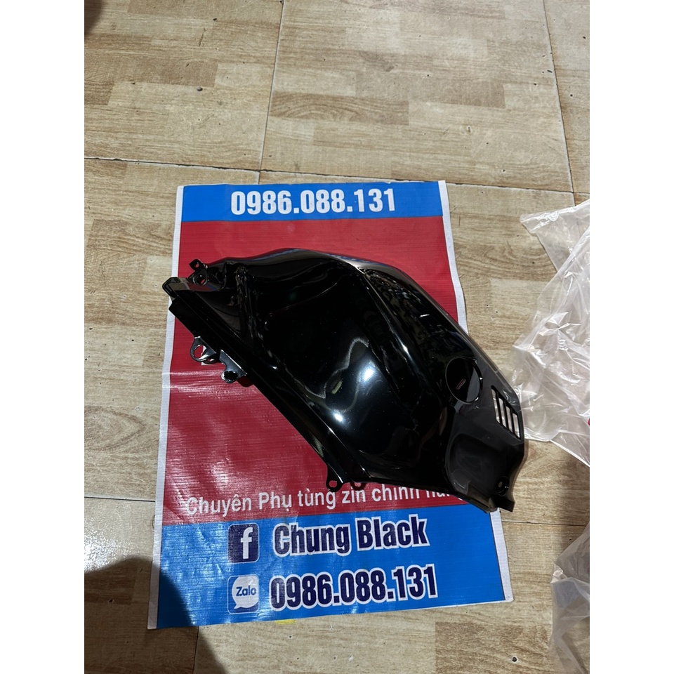 Ốp bình xăng trái R15V4 đen bóng zin chính hãng yamaha