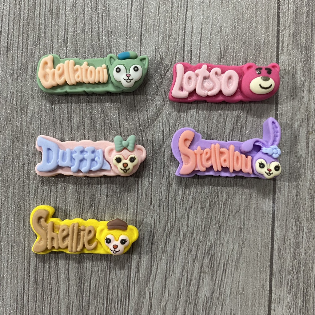 STICKER CHARM CHỮ PHIM HOẠT HÌNH TRANG TRÍ DÉP SỤC