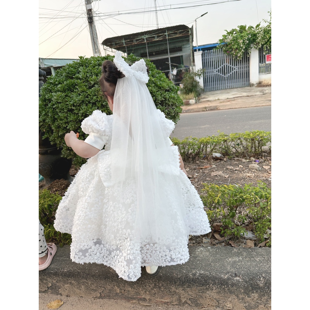 Đầm ren tay bồng-phiên bản cô dâu nhí