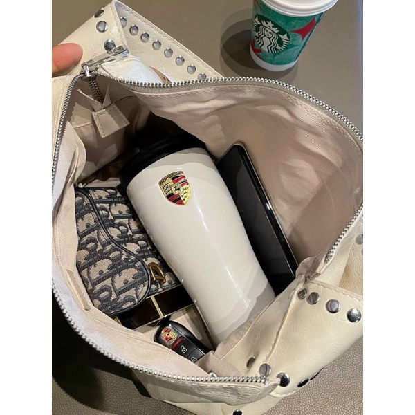 Túi Urban Outfitters kẹp nách trendy