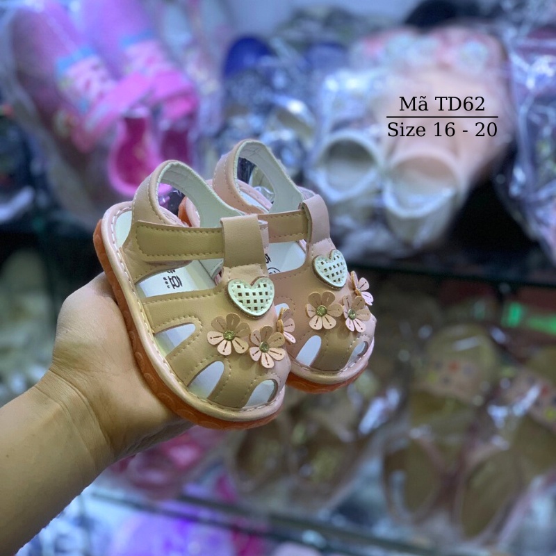 Giay sandal bé gái tập đi có tiếng còi chíp chíp hồng gắn hoa thời trang êm thoáng chống trơn trẻ em 1 - 24 tháng TD62