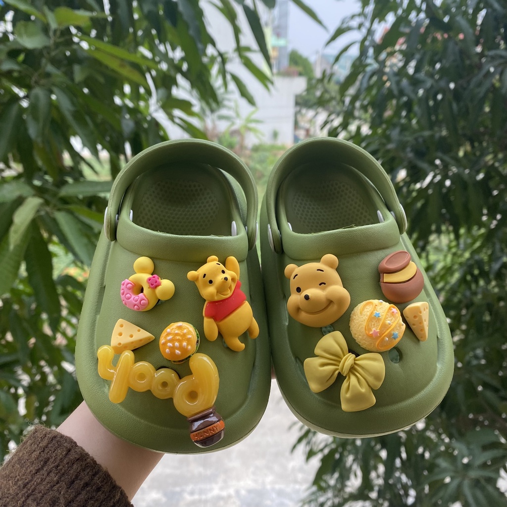 Dép cho bé trai bé gái, sục cross siêu nhẹ, chống trơn trượt bộ charm gấu Pooh vàng bé gái