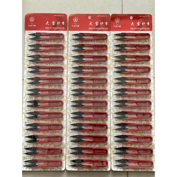 Kéo bấm chỉ thừa - cắt khuy quần áo Mũ màu Đỏ -Đen giá 8.500₫/ cây