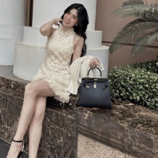 Đầm ren hoa cổ yếm