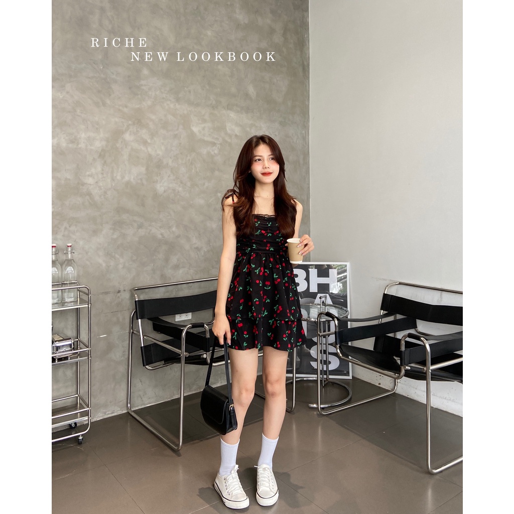 Váy liền 2 dây đen hoa đỏ