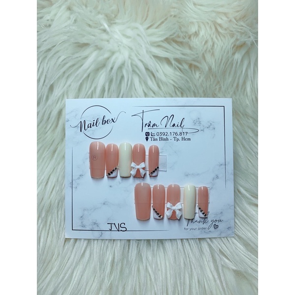 Nail Box thiết kế thạch đính đá và nơ nhìn dễ thương phù hợp mọi form tay cho các chị em