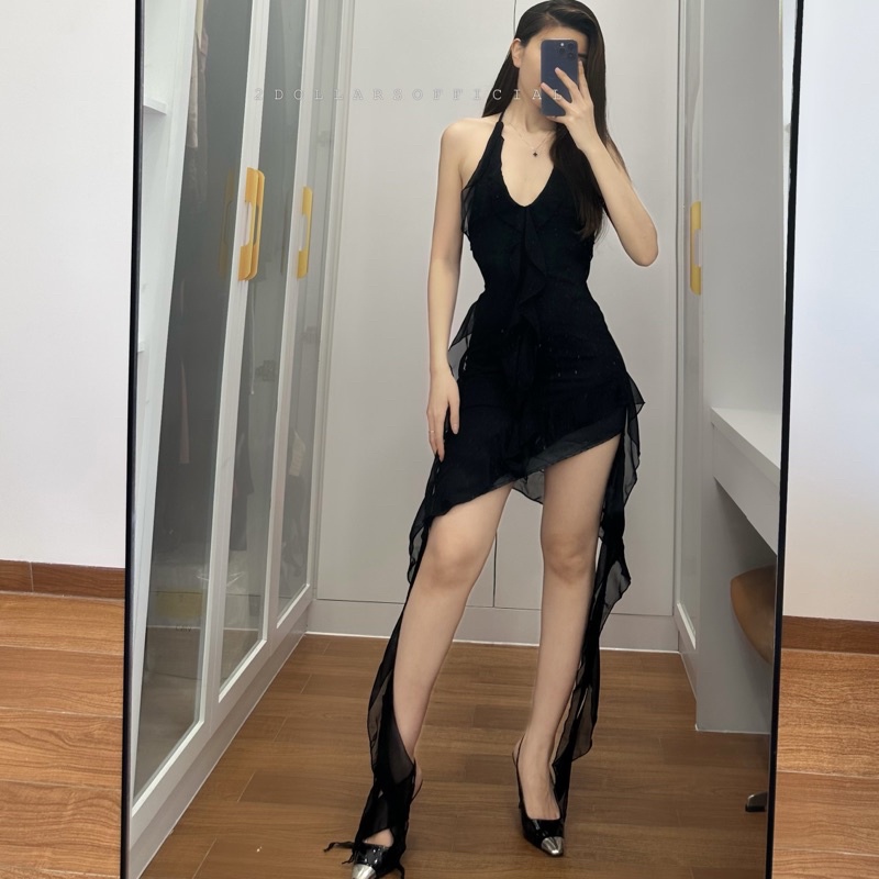 Đầm Đen Cổ Yếm Hở Lưng Tua Rua Quyến Rũ