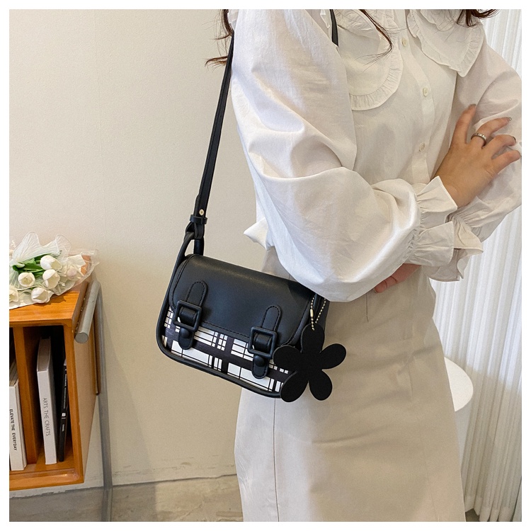 Túi xách nữ đeo chéo đeo vai thời trang kẻ tặng kèm móc hoa 513