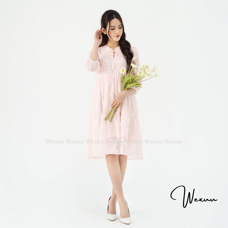Đầm nữ babydoll cổ bèo buộc nơ Wexuu chất tơ hoa nổi cao cấp có lớp lót dáng xòe nhẹ nhàng - V21