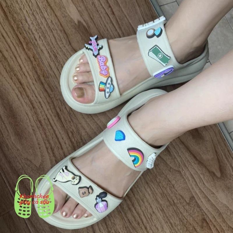 Dép Lê 2 quai Cross Band Classic Crush đé cao 7cm màu be cho nữ tặng 10 stic