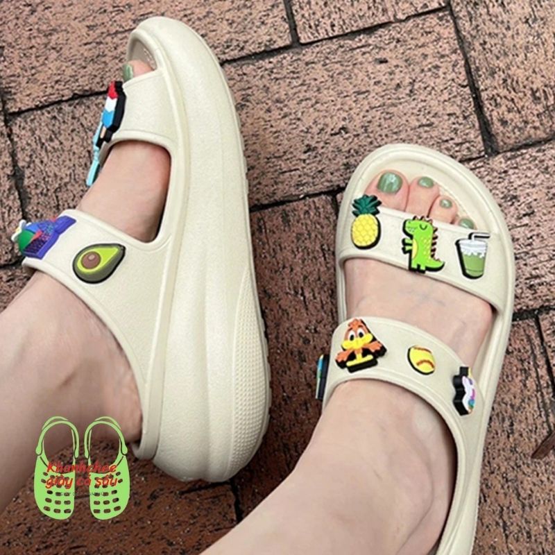 Dép Lê 2 quai Cross Band Classic Crush đé cao 7cm màu be cho nữ tặng 10 stic