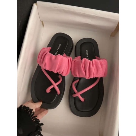 Dép đế dày màu hồng xỏ ngón đi ra ngoài