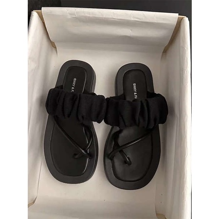 Dép đế dày màu hồng xỏ ngón đi ra ngoài