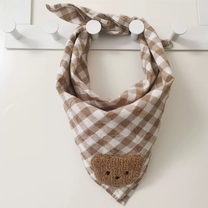 Khăn yếm tam giác chất liệu vải cotton mềm mại có Sticker gấu