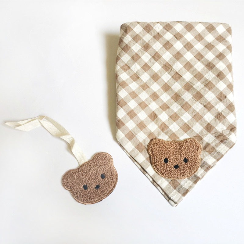Khăn yếm tam giác chất liệu vải cotton mềm mại có Sticker gấu