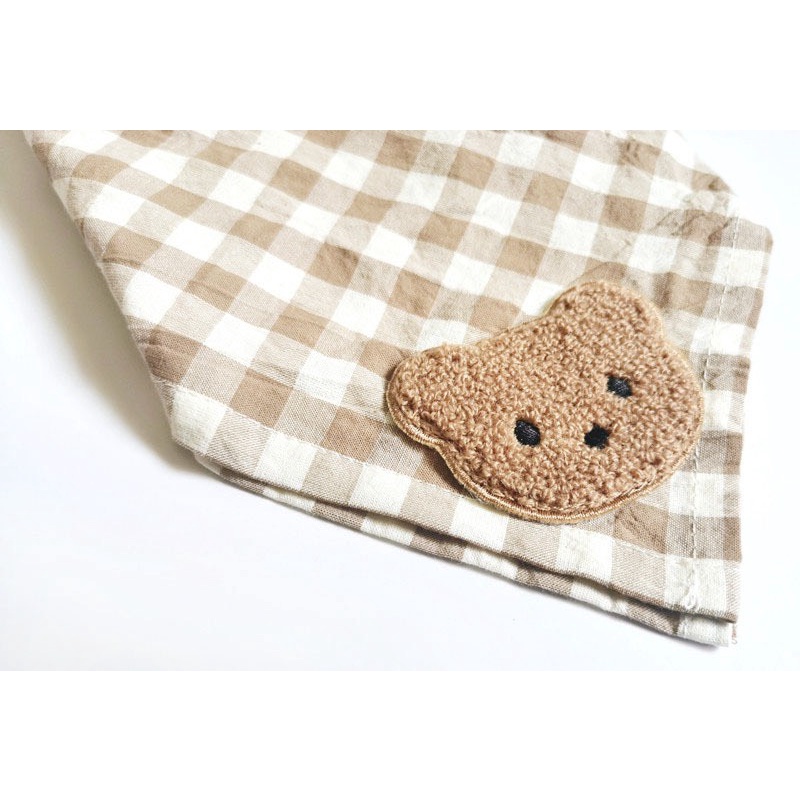 Khăn yếm tam giác chất liệu vải cotton mềm mại có Sticker gấu