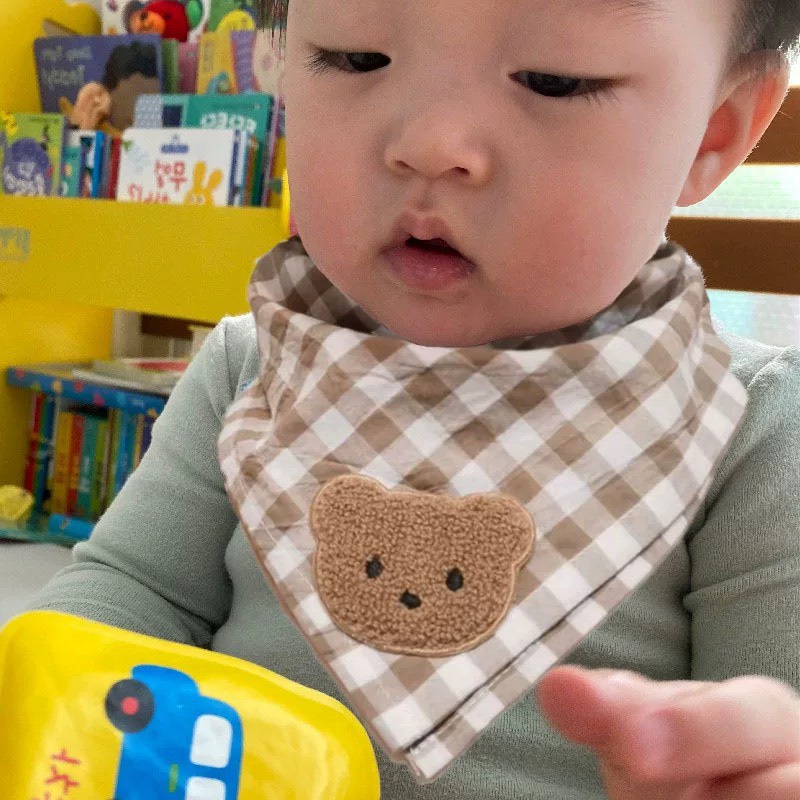Khăn yếm tam giác chất liệu vải cotton mềm mại có Sticker gấu