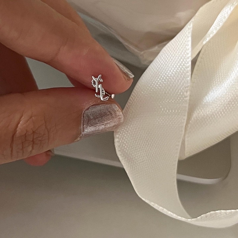 𝐯𝐞𝐥𝐯𝐞𝐭𝐩𝐢𝐧𝐤.𝐚𝐜𝐜🇰🇷 | Khuyên tai chốt bi vặn Y.S.L