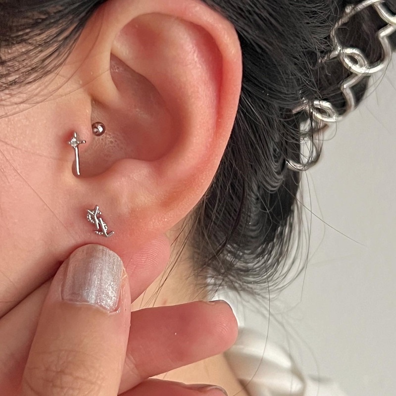 𝐯𝐞𝐥𝐯𝐞𝐭𝐩𝐢𝐧𝐤.𝐚𝐜𝐜🇰🇷 | Khuyên tai chốt bi vặn Y.S.L