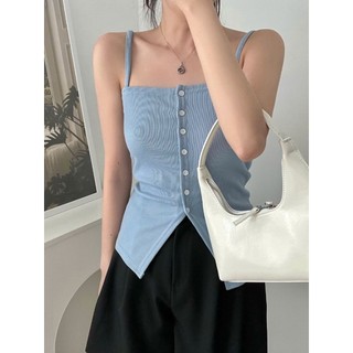 Áo 2 dây, có nút ngực, xẻ tà